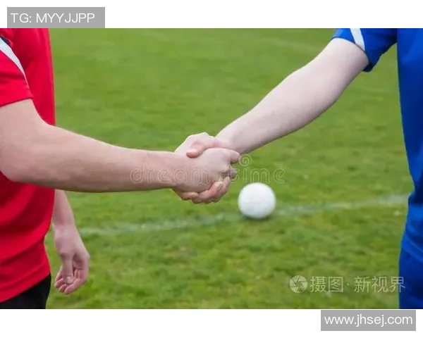 足球明星与孩子握手瞬间感动无数人温暖人心的友谊时刻